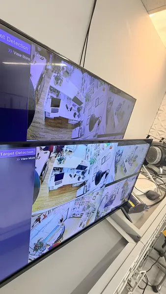 Telas mostrando as imagens das câmeras