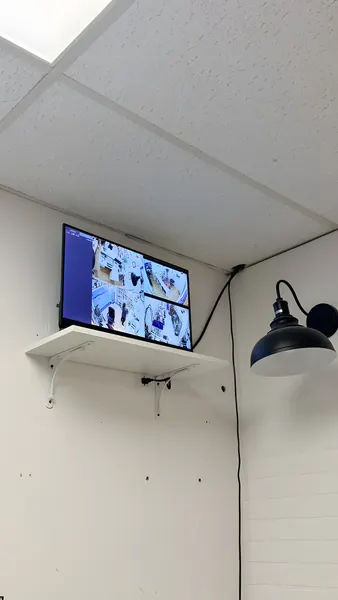 Monitor na parede com as câmeras ao vivo